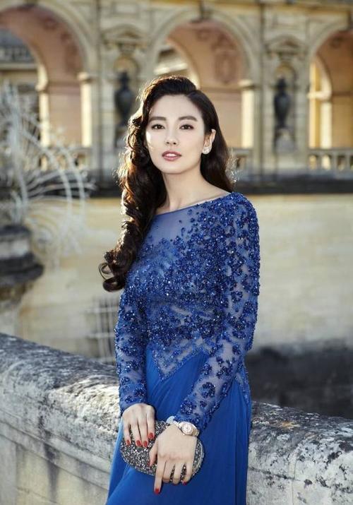 张雨绮可攻可甜，白色礼裙格纹西装统统hold住，网友：仙女本仙！