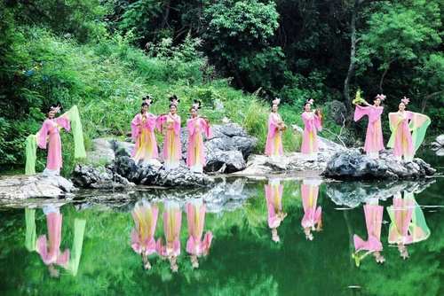 广西拥有唯一的天池湖，在高68米山上，水深10米，终年不干涸