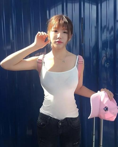 街拍: 小姐姐穿了件吊带背心，素颜更能显出青涩的小女人味!