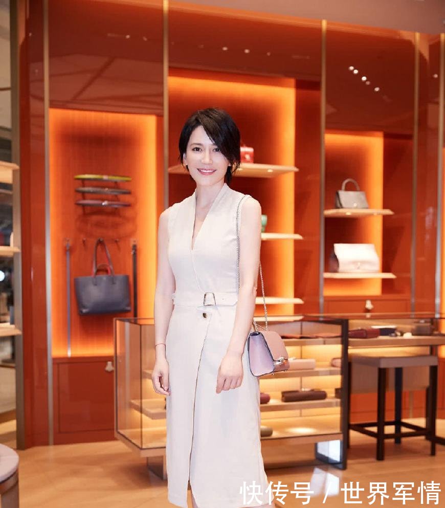 俞飞鸿红色皮衣“真空上阵”，表情高冷，网友：禁欲系女神