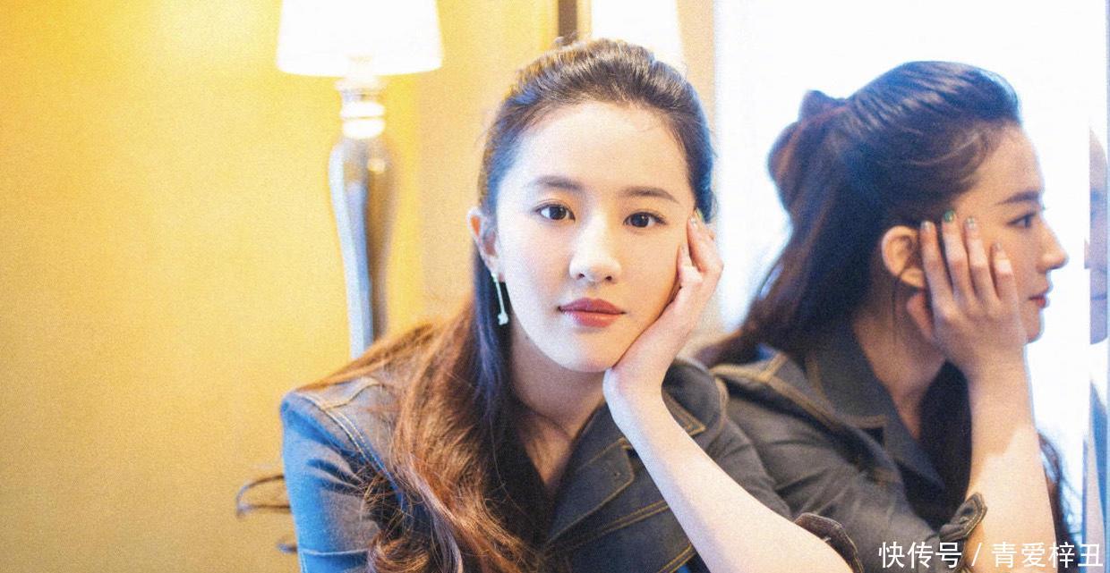  「印花」刘亦菲真是“仙女下凡”，牛仔外套内搭印花连衣裙，仙女气质十足