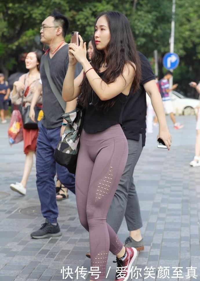 『感觉』街拍 糟糕, 是心动的感觉, 被穿黑色T恤的小姐姐撩到了
