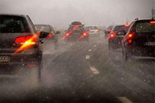 开车时有这“4个习惯”的，基本都是开车高手，90％是老司机！