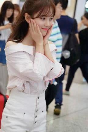 同为一米六身高小短腿,鞠婧祎和沈月机场照对比,差距不是一点点