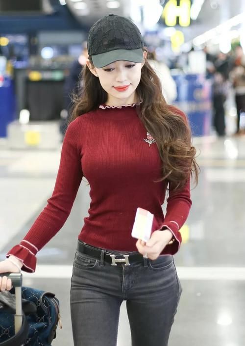  【不满】吉娜独自走机场真抗冻，58cm小蛮腰穿不满紧身针织衫，侧面绝美