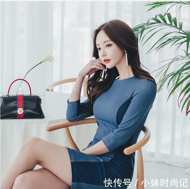  [蓝色]蓝色修身连衣裙, 搭配大红色腰带, 像大海深处的一抹亮光