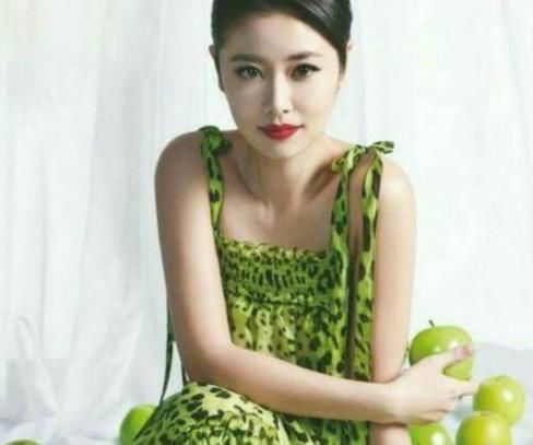 杨幂穿绿裙，迪丽热巴穿绿裙，古力娜扎穿绿裙，好身材一览无遗！