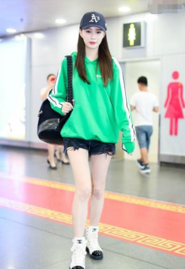 没有大长腿就别穿”狗啃式“短裤，杨超越成短腿，紫宁惨变五五分