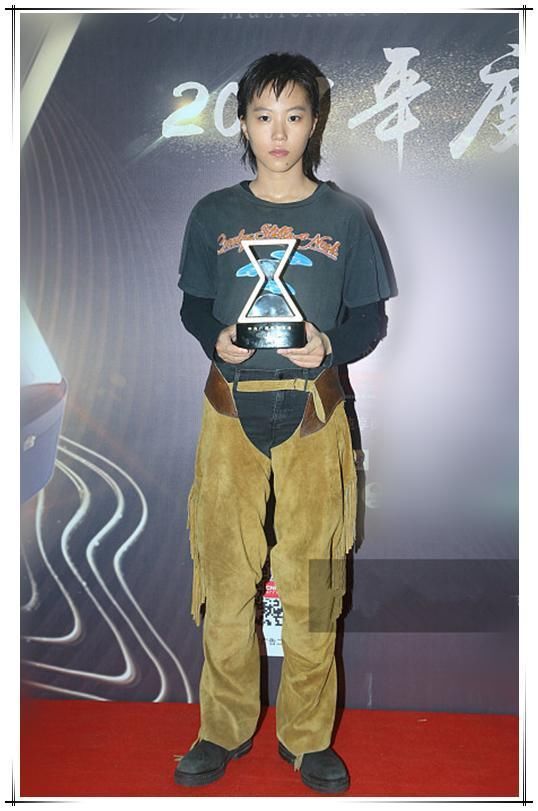 本以为吉克隽逸心型裤够豪放了,可看到窦靖童的拼接裤,我沉默了