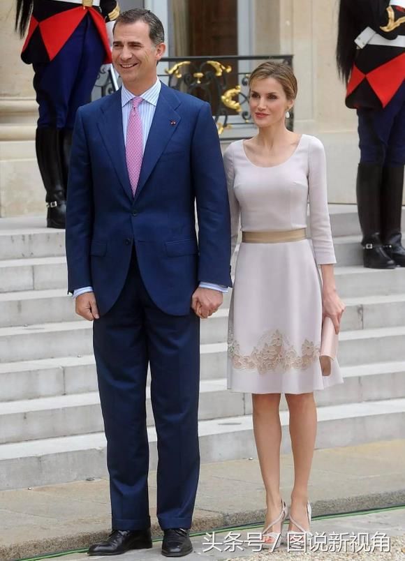 西班牙王后爱装扮，黑色丝袜腿修长，网友:不愧是王的女人