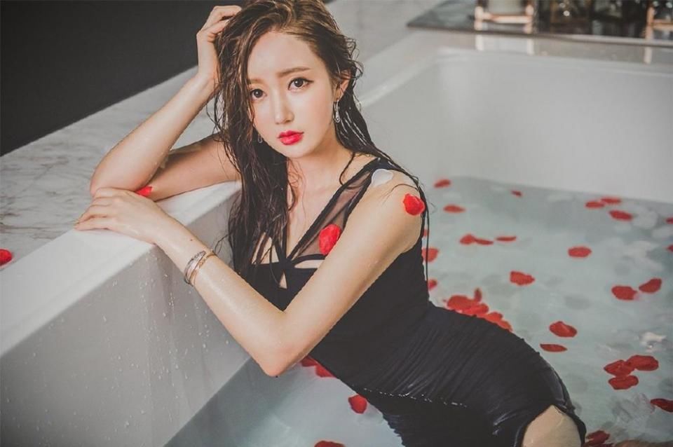 韩国气质女神李妍静穿紧身包臀裙，湿身美肌浴缸内拍诱惑写真！