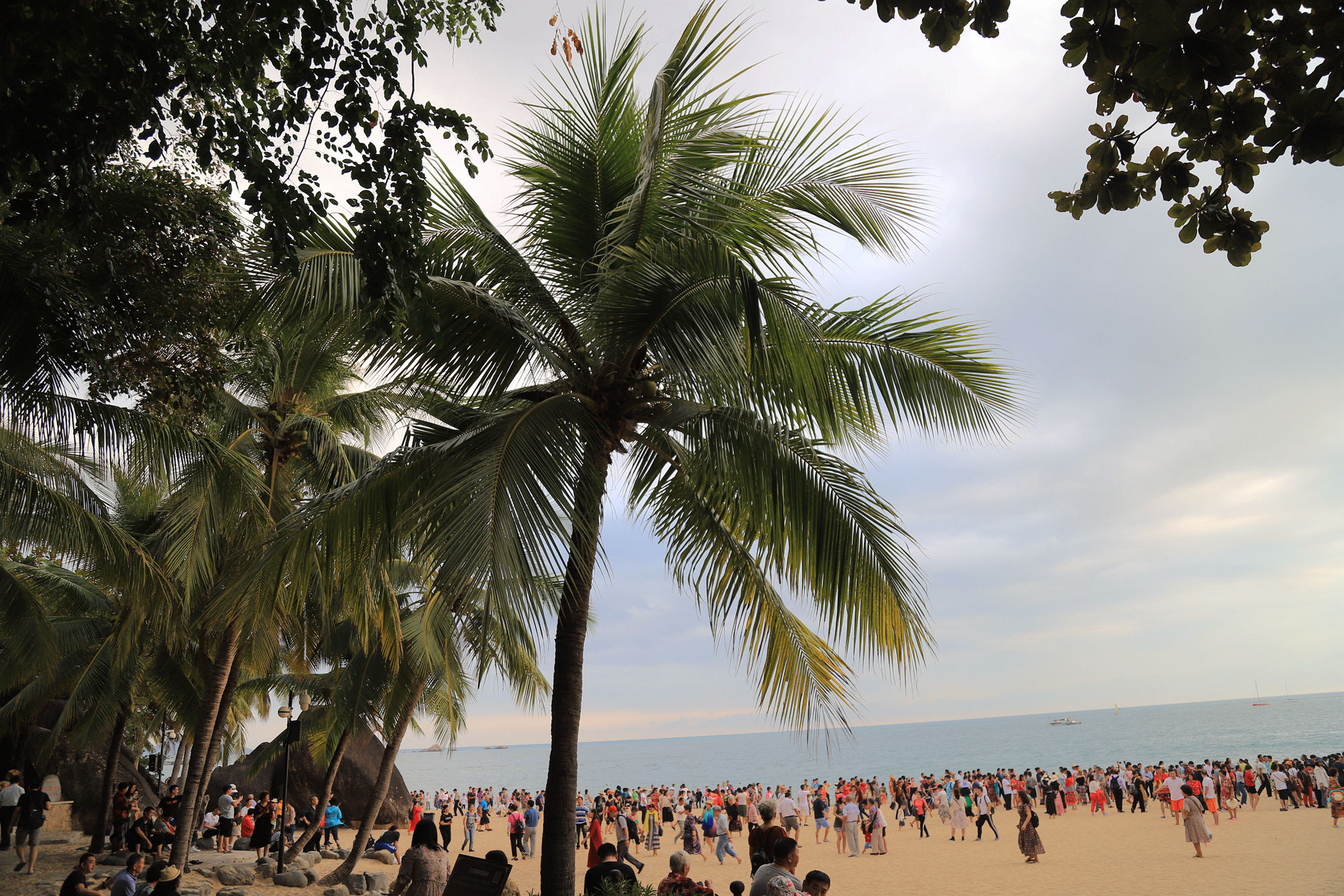 【遇上一座城】请到天涯海角来，一起去看比基尼大长腿的三亚微游