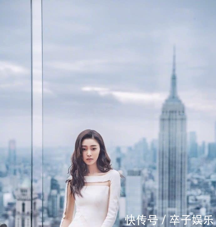 27岁宋轶穿抹胸裙, 显甜美又显嫩, 网友: 单飞后更会时髦了!