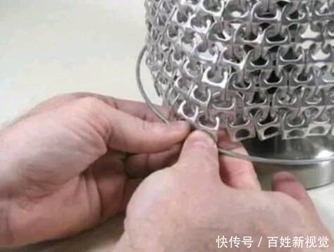 易拉罐拉环可以做什么？女子居然用它做了一件裙子，成品让人羡慕