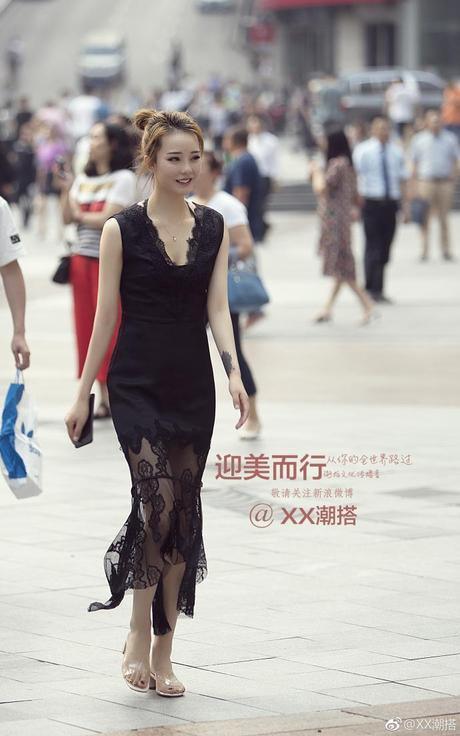 笑容甜美的美女,薄纱裙下大长腿若隐若现,有点俏皮更有点美艳