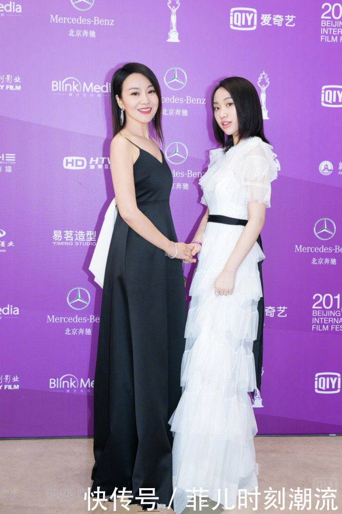 闫妮穿黑色连衣裙优雅动人，肩带勒的好紧，网友：看着都呼吸困难