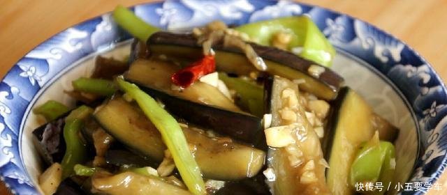 『辣椒』炒茄子时,直接下锅就大错特错,多加这一步,不费油,好吃不油腻!