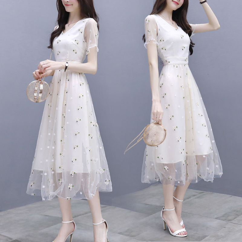 三伏天流行一种“冷淡风”,高雅又显年轻,上身女神范十足