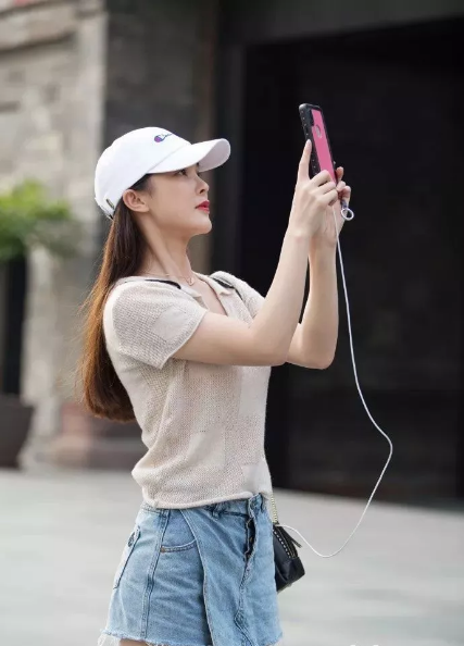 街拍美女的不同打扮穿出不同气质