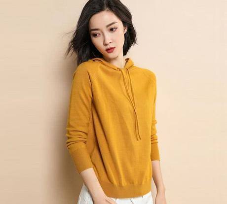 马上就到中秋，别买风衣了！今年流行穿洋气卫衣，显瘦显嫩超养眼