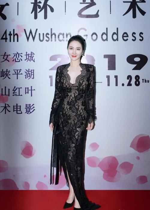 #气质#精致有气质的叶璇,一袭深V蕾丝裙秀玲珑身材,美过颜值巅峰期