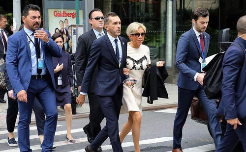 法国第一夫人经典照：和型男同行，很开心，最后一张笑到发型凌乱