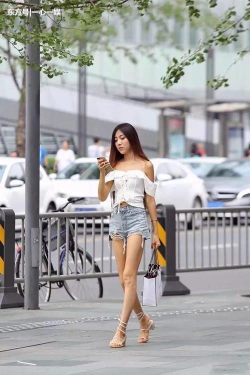 街拍：宁静柔和温柔的美女，时尚气质又清纯甜美！