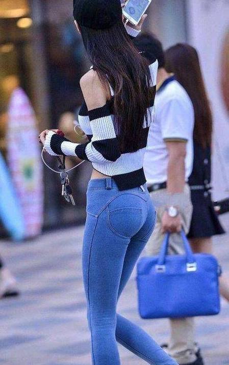 街拍:紧身牛仔裤修饰小姐姐纤细的身材,穿搭起来十分个性!