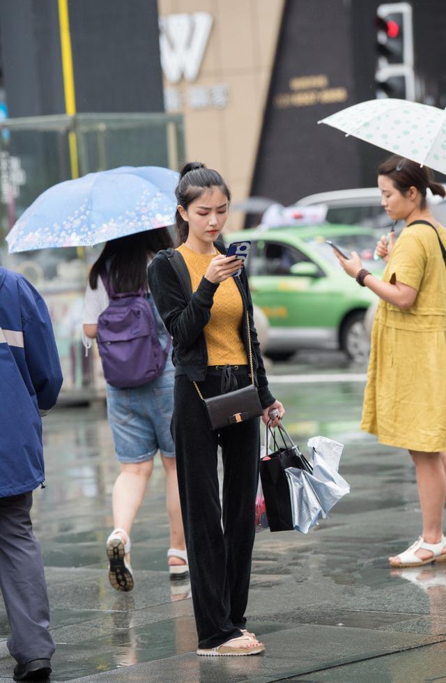 街拍：美女高贵俏丽美若天仙，感觉我被撩了！