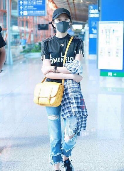 关晓彤真是够了，一身名牌穿成地摊货!网友:说好的明星气质呢?