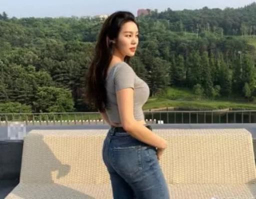  没错■街头偶遇一美女，由内而外散发都市女郎气息，是最佳女友型没错！
