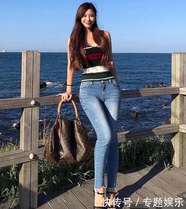 小姐姐穿着牛仔裤，简单的设计，凸显出女人的优雅气质迷人