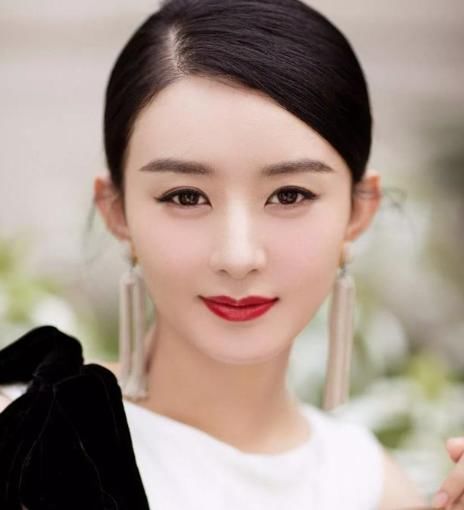  『剧照』赵丽颖颜值重回巅峰，剧照美到爆，颖宝对剧组人员上演迷人一笑