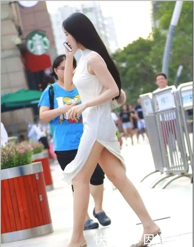 『 美女』一件时尚连衣裙,穿出迷人曲线,街拍:身材苗条的美女