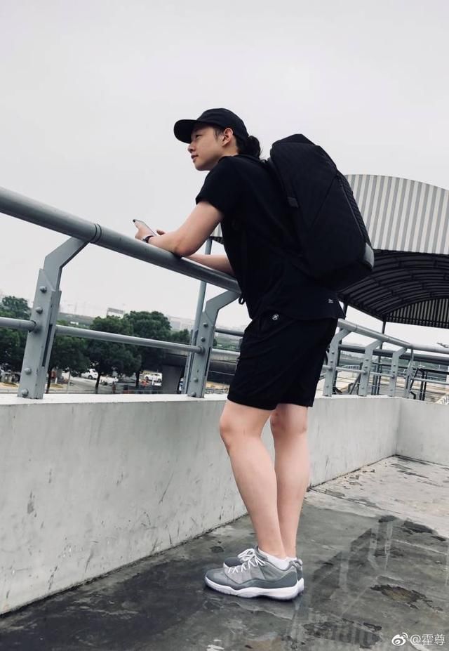 霍尊只是个柔弱美男？看了他的帅气街拍你就不会这么说！