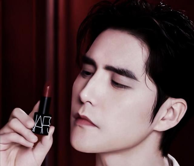 『口红代言』男明星代言接连翻车，千玺都不敢试的口红，却被他抹出高级感