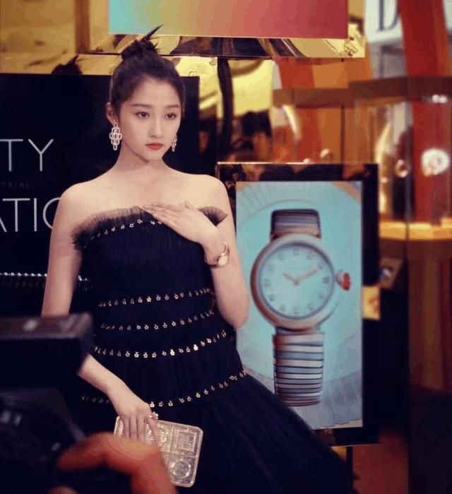 关晓彤一身黑色抹胸小礼裙出席活动，现在的她衣品越来越好