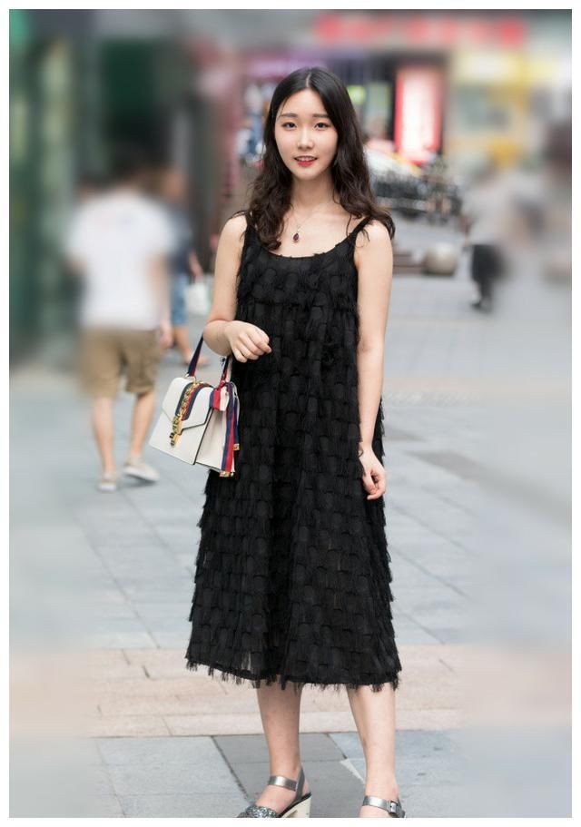 街拍：性感丰满的美女，足够吸引我的目光