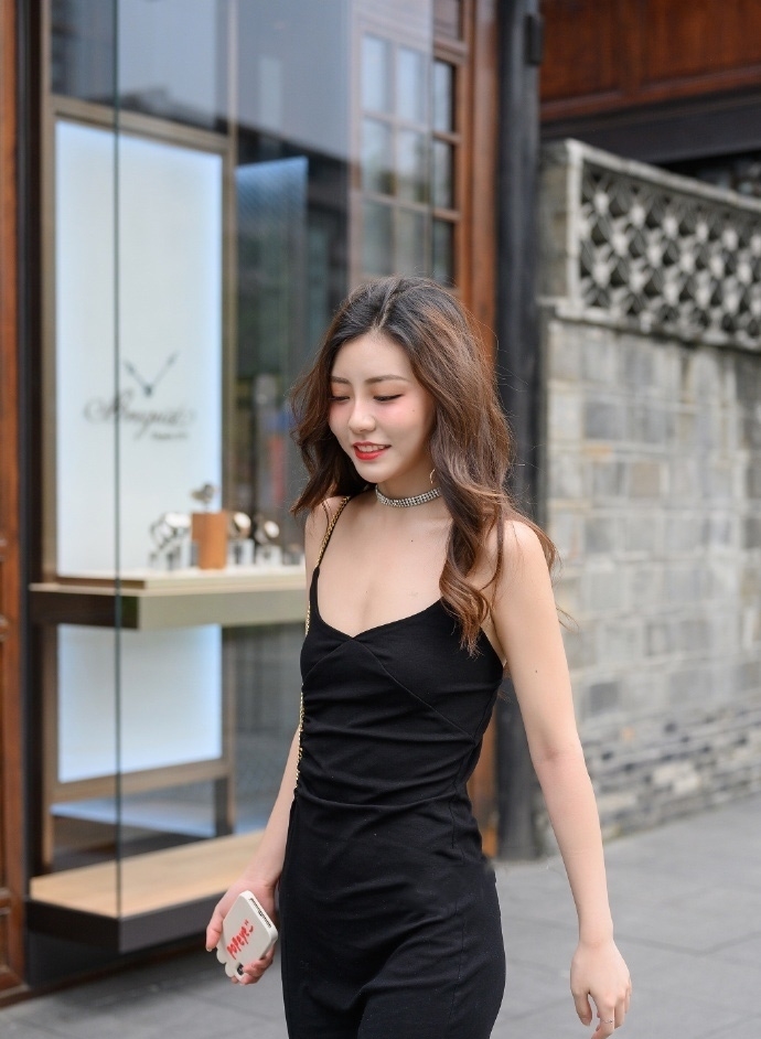 『栗子』美女的眼妆很明显,和栗子色的卷发搭配起来很耐看