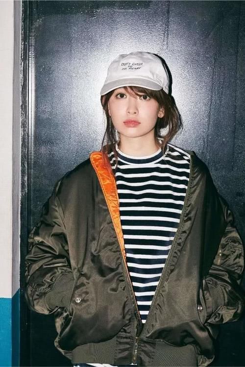  搭配组合：早春还在穿大衣？飞行夹克新潮有型，40岁的女性也能穿