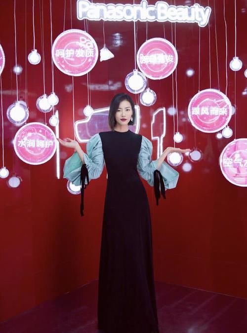 女人:刘雯的礼裙太A了,“松紧带”也能穿出高级感,短发更有女人味儿