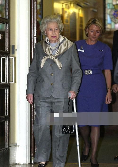 女强人■头一次见英国女王穿西装裤!一身灰西装变霸气女强人,终于不冻腿
