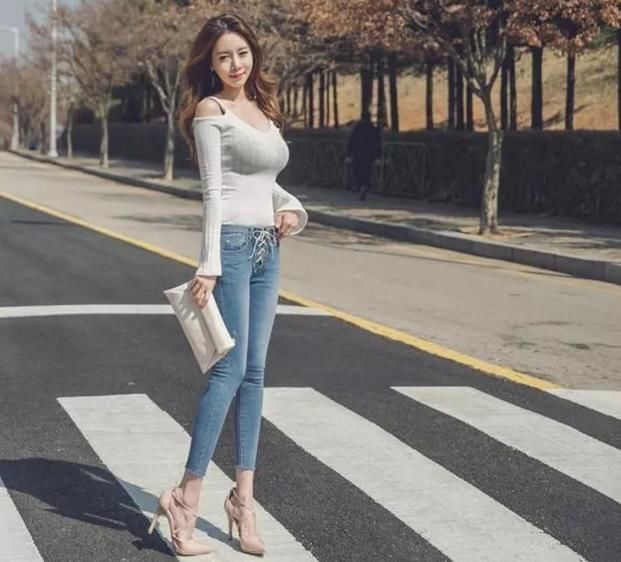 街拍：身材曼妙动人的美女，天生丽质，潮流感十足！