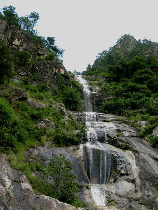 自驾霸道穿越丙察察闯西藏，悬崖边上走一遭，遭遇塌方，泥地陷车