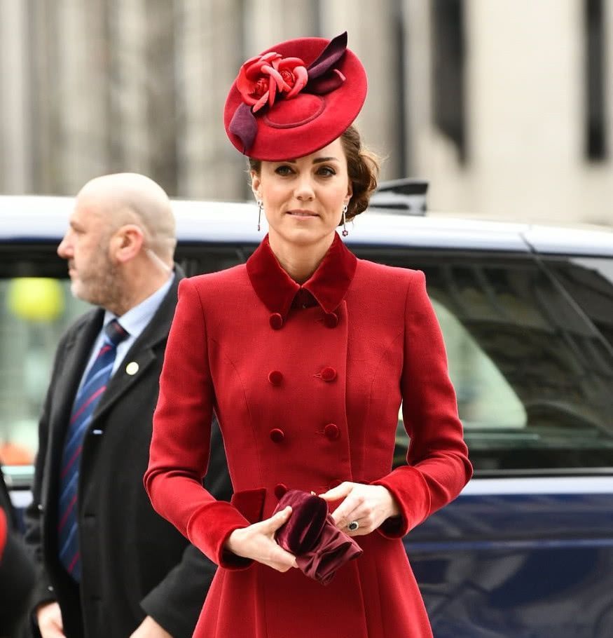  『风采』英国凯特王妃出席活动，一天两次换装，红色和宝蓝色各有风采