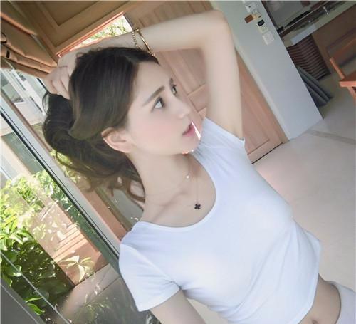 性感小姐姐身穿紧身T恤!尽显完美好身姿!
