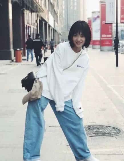 159鞠婧祎和160沈月同穿T恤短裤，看起来不止差1cm