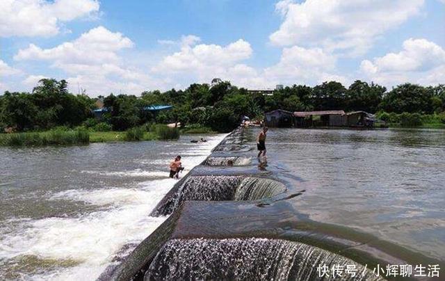 炎热的天气在冰凉的泉水里钓鱼，渔获虽少但给钱都不卖
