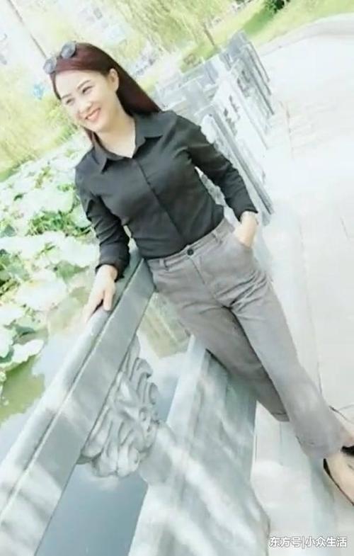 街拍:30多岁的女人穿上衬衫,这种气质白领小姑娘都比不了!
