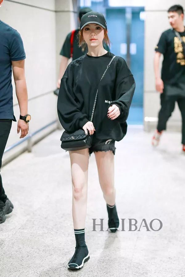 李小璐高调复出靠母女装扮嫩?刘雯一裤两穿太会搭…【海报街拍】